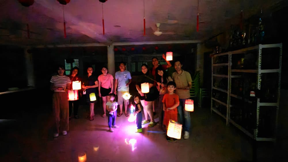 月光下的欢笑与团聚